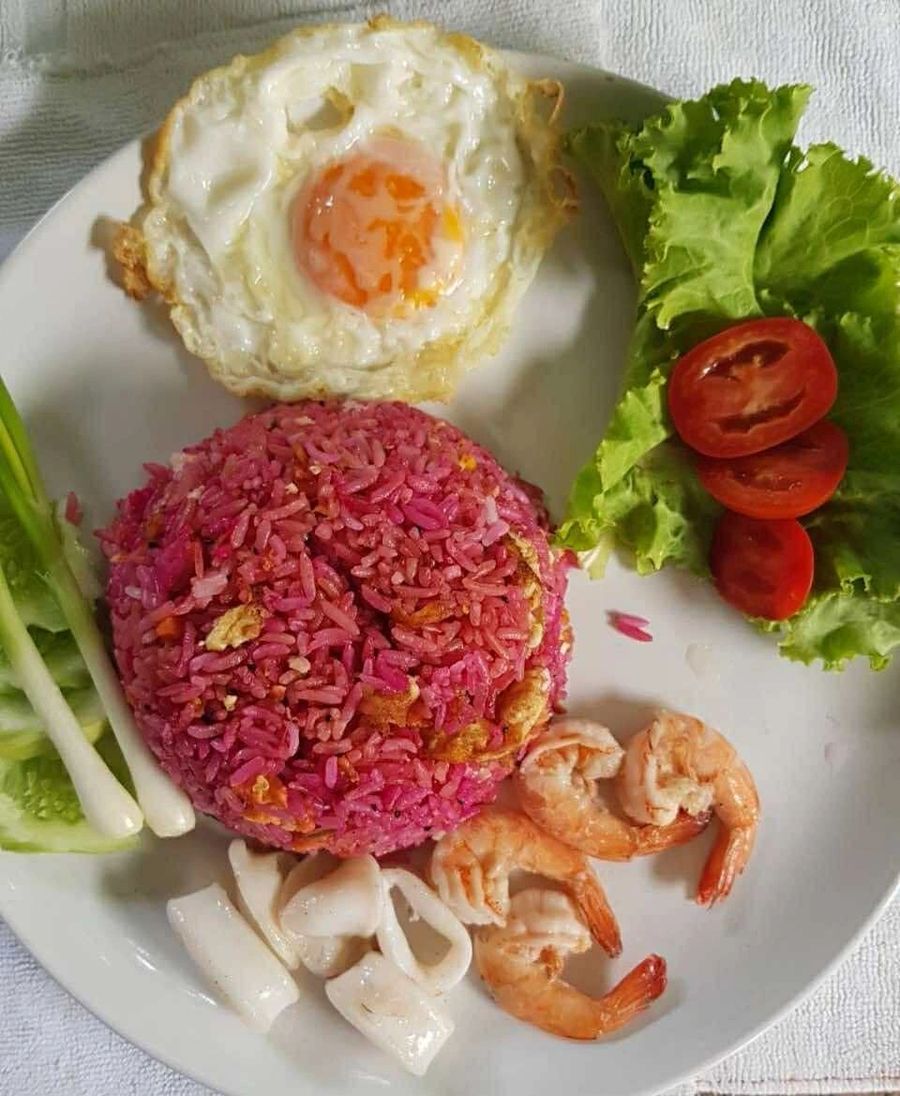 Fried egg and rice with salad