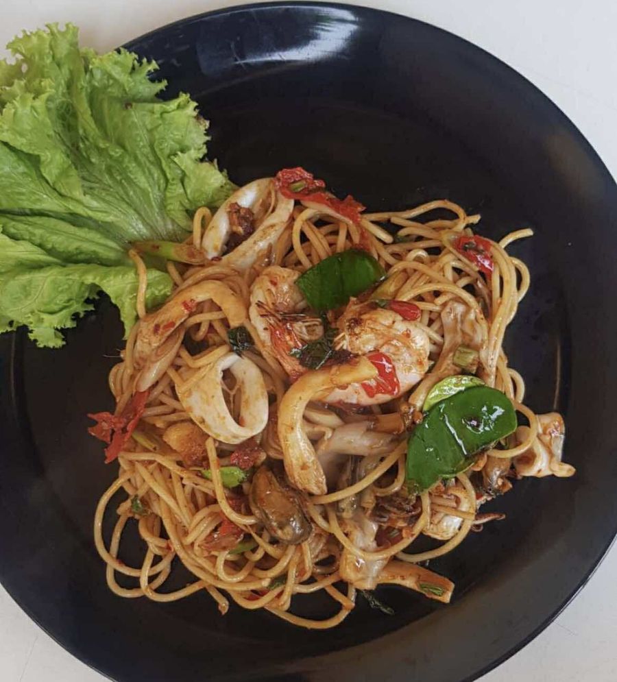 Drunken noodles with squid